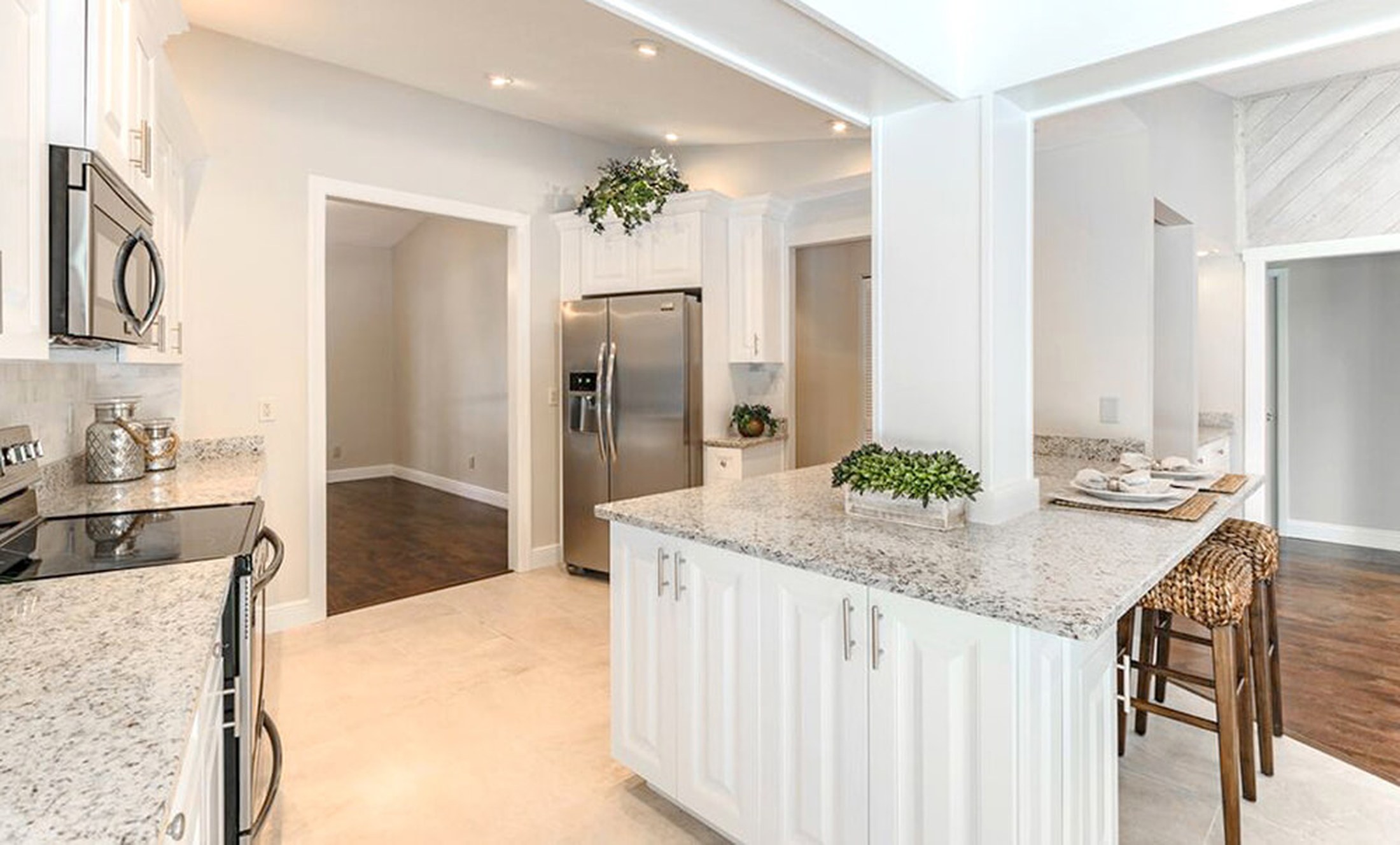 Light cabinet inspiration for a compact kitchen